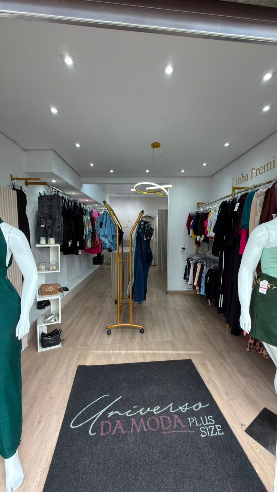 Interior loja plus size Universo da Moda Av Pacaembu Várzea Paulista SP