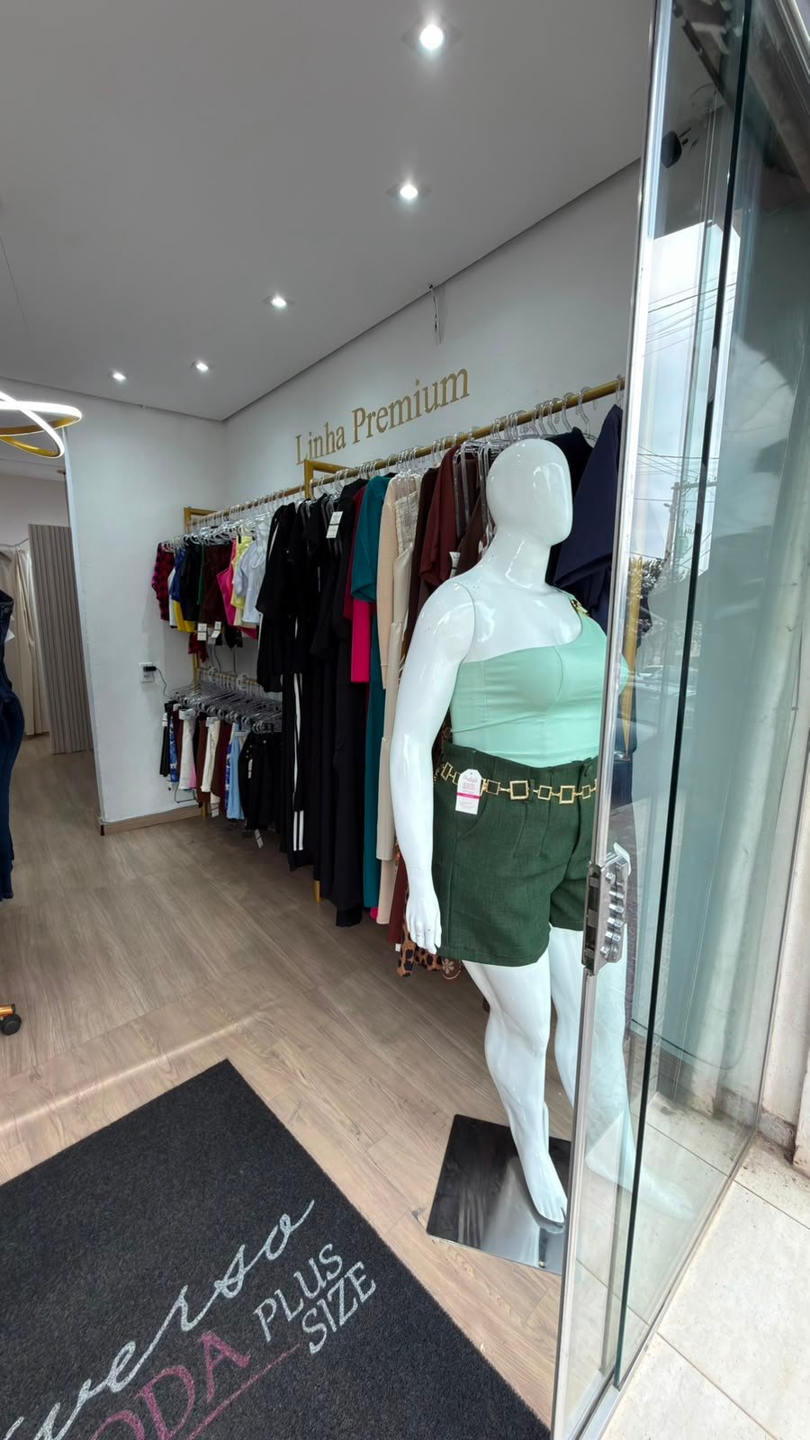 Manequim plus size Linha Premium conjunto verde Universo da Moda Várzea Paulista SP