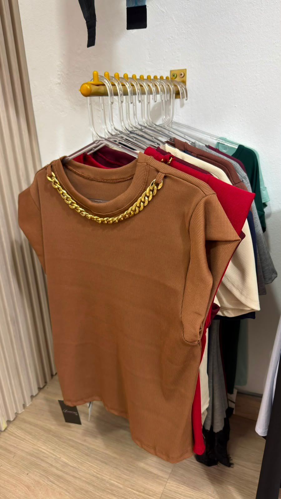 T-shirt canelada caramelo corrente plus size Universo da Moda