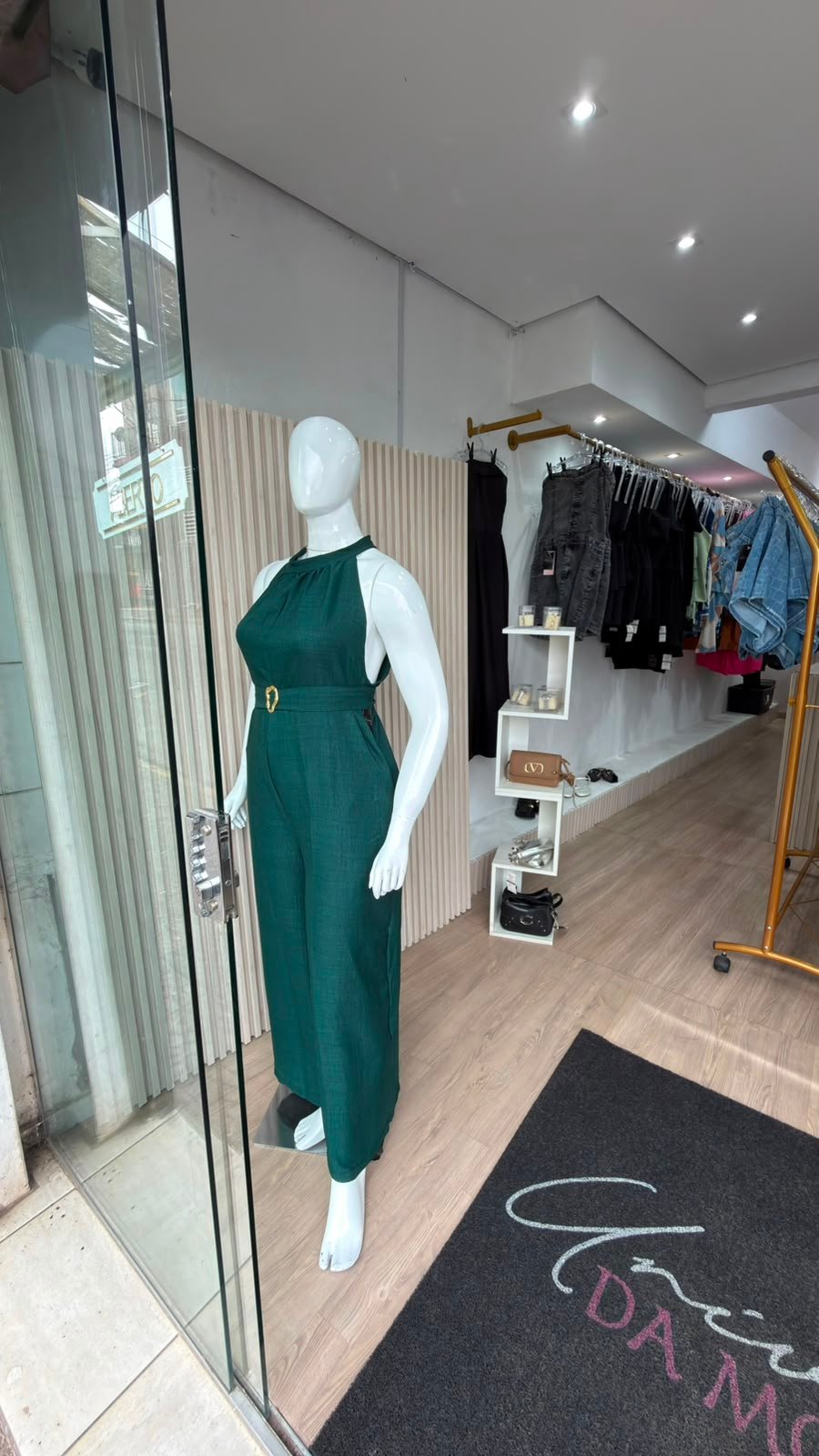 Vitrine manequim macacão verde loja plus size Universo da Moda Várzea Paulista